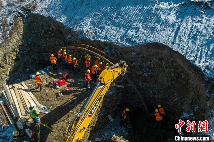 西成高鐵紅原2號隧道出口工人師傅正在進行導向墻、管棚施工作業(yè)?！⒅铱?攝