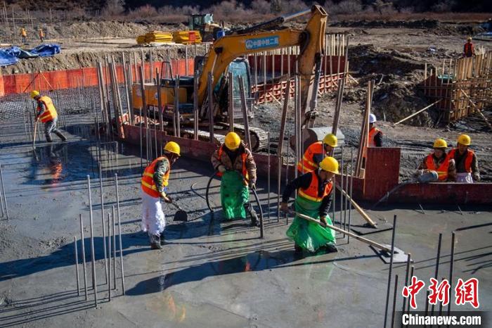 川主寺鎮(zhèn)牧場村西成高鐵1號拌合站工人師傅正在進行駐地、拌合站澆筑施工作業(yè)。　劉忠俊 攝