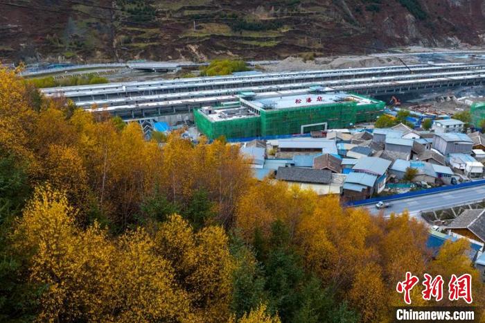 正在建設(shè)的成蘭鐵路松潘站?！⒅铱?攝