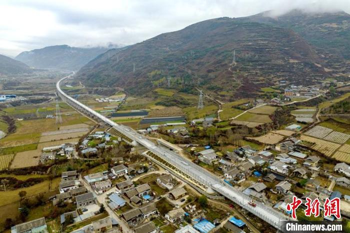 成蘭鐵路松潘右所屯岷江雙線特大橋?！⒅铱?攝