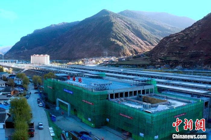正在建設(shè)中的成蘭鐵路松潘站?！⒅铱?攝