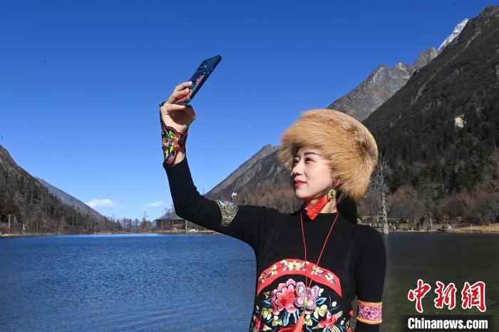 游人在畢棚溝景區(qū)拍照留念?！“苍?攝