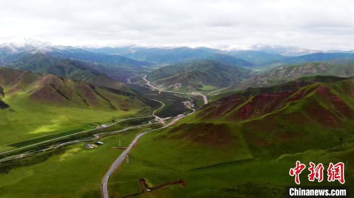 圖為航拍G338線青海盤坡經大通河橋至熱水段改建工程。(資料圖) 青海交控集團 供圖