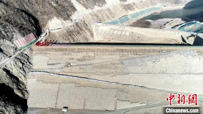 航拍巴塘水電站大壩。　中國安能第三工程局供圖