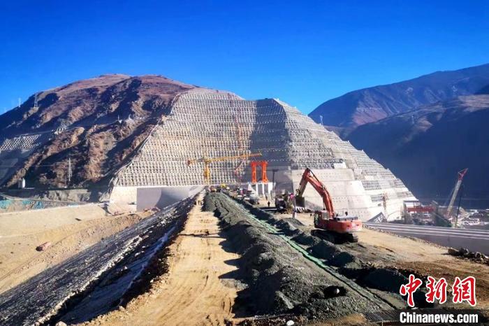 巴塘水電站大壩封頂現(xiàn)場。　中國安能第三工程局供圖