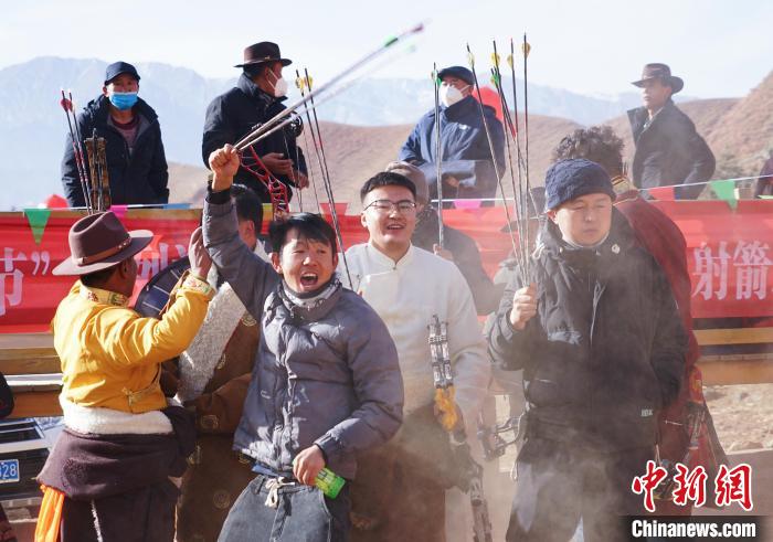 圖為藏族民眾跺腳歡呼慶祝弓箭手射中靶心?！●R銘言 攝