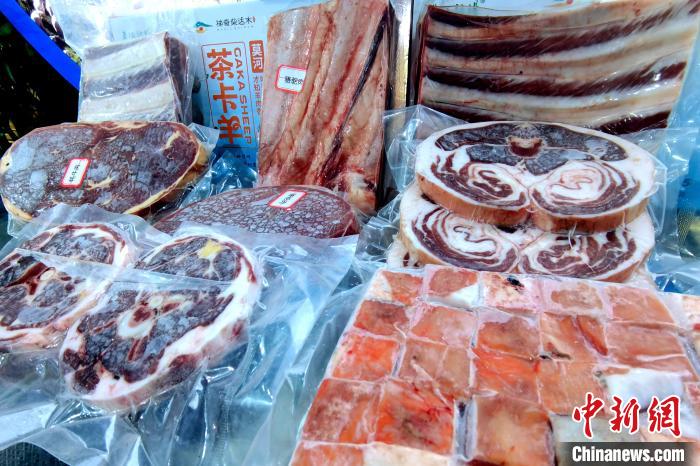 圖為前來參展的柴達(dá)木肉類。　李雋 攝