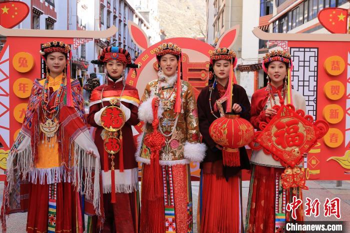 丹巴美女送祝福，迎新年?！±钣腊?攝
