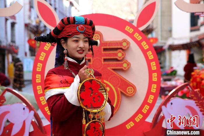 身著嘉絨藏族服飾的丹巴女孩送祝福?！〖o 攝