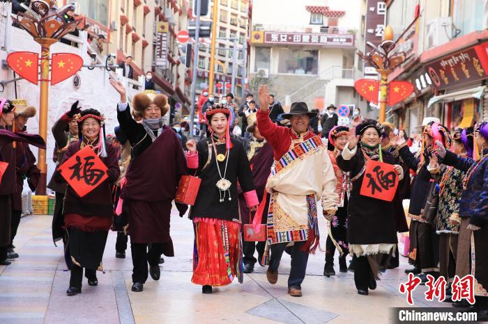 丹巴街頭快閃送祝福。　李永安 攝
