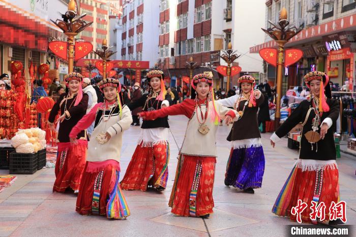 丹巴女孩在街頭跳起歡快歌舞迎接新年到來(lái)?！〖o 攝