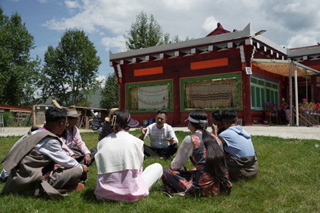 趙奎深入爐霍縣鄉(xiāng)村與藏族群眾開展座談。爐霍縣自然資源局供圖