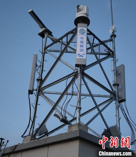 資料圖為建在龍羊峽湖區(qū)內(nèi)的5G基站。　青海移動海南分公司供圖