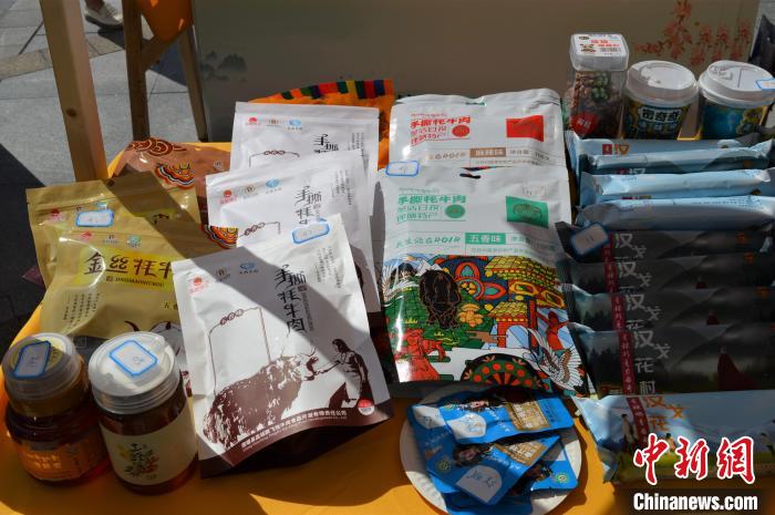 推介活動上的農(nóng)特產(chǎn)品展示?！≈炝杞?攝
