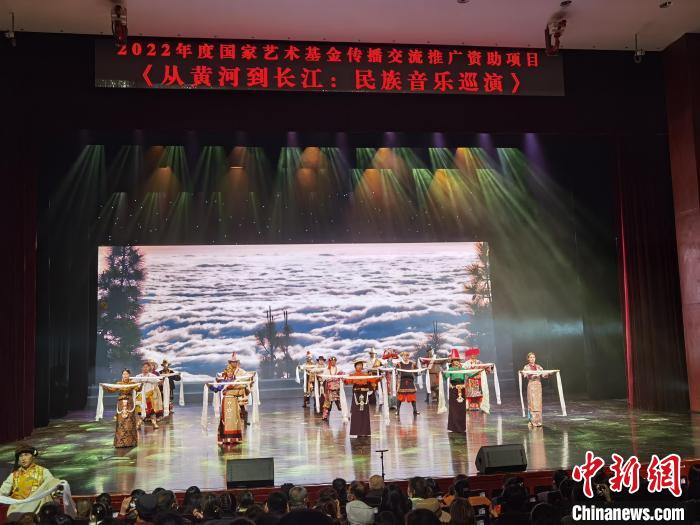 圖為演出現(xiàn)場?！∨擞隄?攝