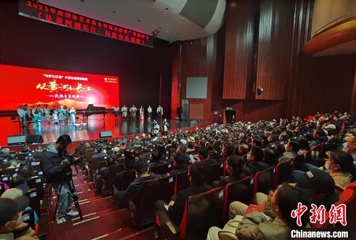 圖為演出現(xiàn)場。　潘雨潔 攝