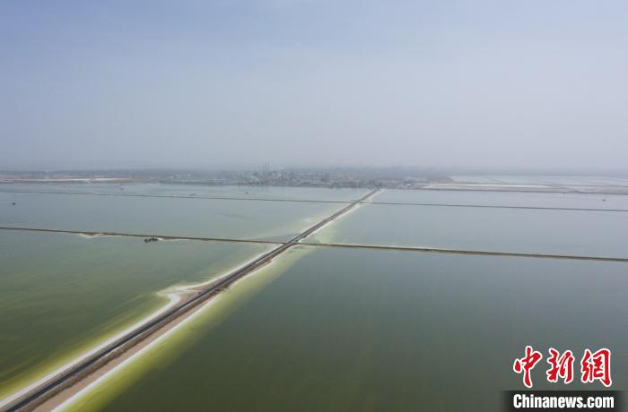 航拍春日的察爾汗鹽湖?！●R銘言 攝