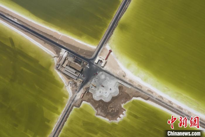 航拍春日的察爾汗鹽湖?！●R銘言 攝