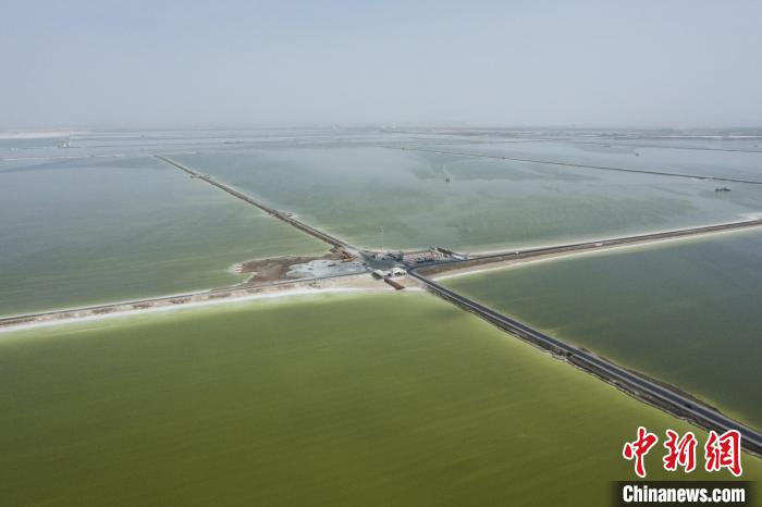 航拍春日的察爾汗鹽湖?！●R銘言 攝