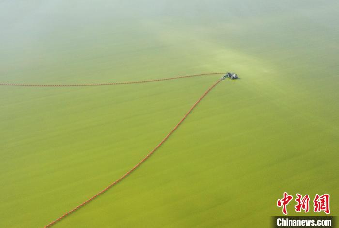 航拍春日的察爾汗鹽湖。　馬銘言 攝