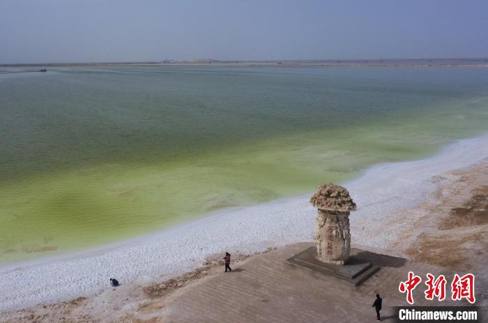 航拍春日的察爾汗鹽湖?！●R銘言 攝