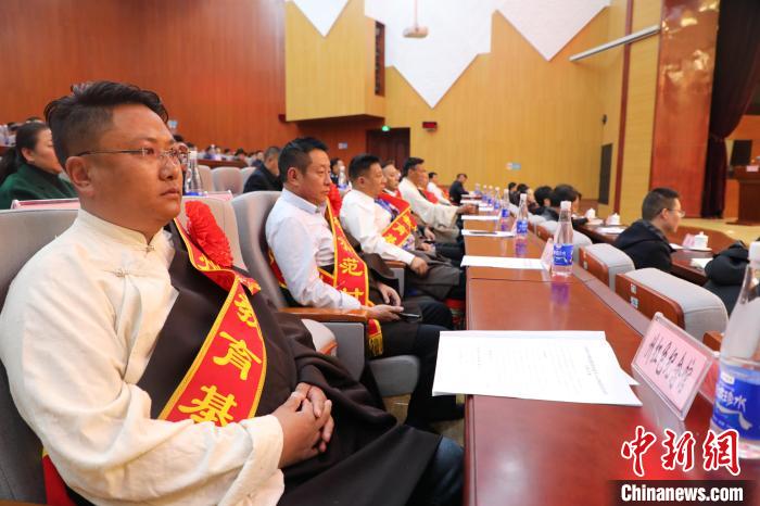 圖為玉樹州民族團(tuán)結(jié)進(jìn)步創(chuàng)建工作推進(jìn)會(huì)現(xiàn)場?！『F龍 攝