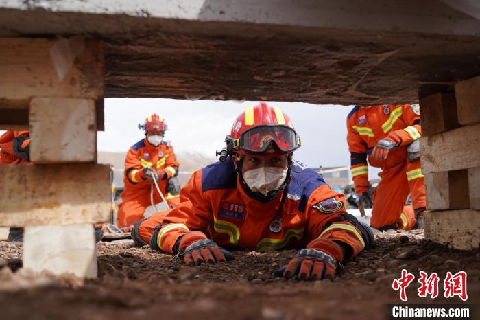 圖為地震實(shí)戰(zhàn)拉動(dòng)現(xiàn)場(chǎng)，參演人員正在進(jìn)行頂撐救援項(xiàng)目?！∮駱?shù)消防供圖