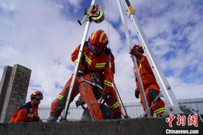 圖為地震實(shí)戰(zhàn)拉動(dòng)現(xiàn)場(chǎng)，參演人員正在進(jìn)行垂直救援項(xiàng)目?！∮駱?shù)消防供圖