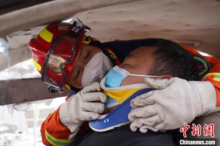 圖為地震實(shí)戰(zhàn)拉動(dòng)現(xiàn)場(chǎng)，參演人員正在進(jìn)行車(chē)輛事故救援項(xiàng)目?！∮駱?shù)消防供圖