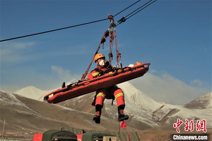 圖為地震實(shí)戰(zhàn)拉動(dòng)現(xiàn)場(chǎng)，參演人員正在進(jìn)行懸崖救助項(xiàng)目。　玉樹(shù)消防供圖