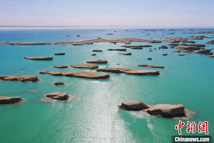 航拍青海大柴旦烏素特水上雅丹奇特景觀?！●R銘言 攝
