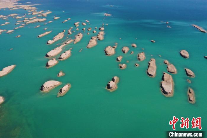 航拍青海大柴旦烏素特水上雅丹奇特景觀?！●R銘言 攝