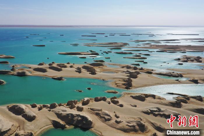 航拍青海大柴旦烏素特水上雅丹奇特景觀。　馬銘言 攝