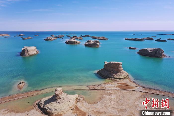 航拍青海大柴旦烏素特水上雅丹奇特景觀。　馬銘言 攝