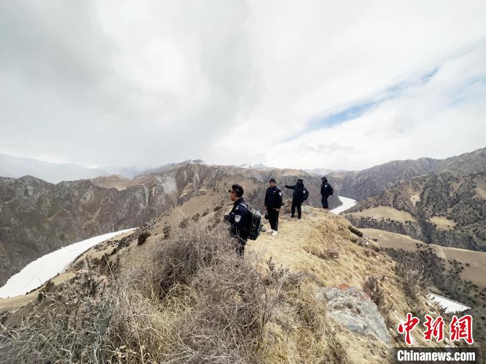 圖為曲麻萊縣崗當(dāng)村的生態(tài)管護(hù)人員開(kāi)展巡護(hù)?！《“瓦_(dá)杰 攝