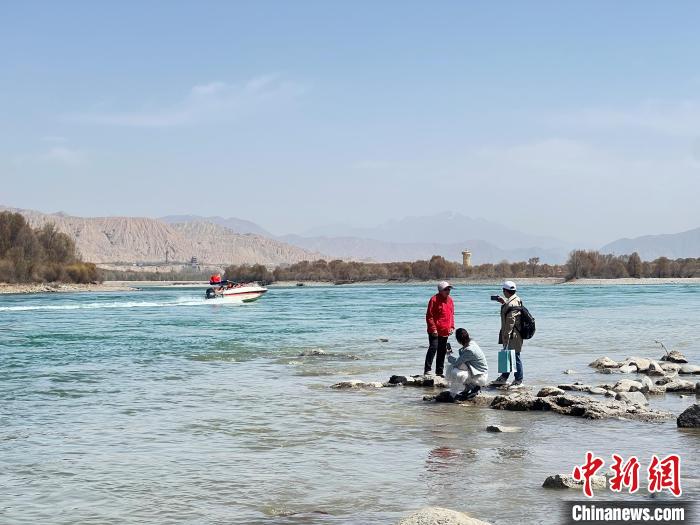 圖為游客在黃河岸畔游玩，并與黃河合影留念?！∑钤鲚?攝