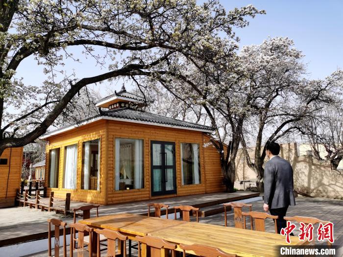 圖為尖扎噶達(dá)莊園一角?！?zhí)砀?攝