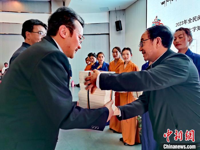 圖為贈(zèng)送叢書。　張?zhí)砀?攝