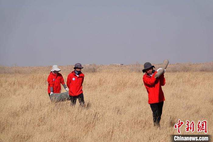 格爾木濕地站建設(shè)過程中，第二次青藏科考中科院空天院分隊(duì)隊(duì)員化身搬運(yùn)工，在高原上開展體力勞動(dòng)?！?lt;a target='_blank' href='/'><p  align=
