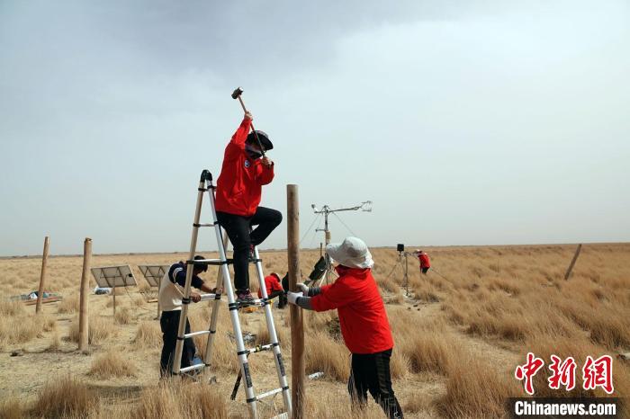 格爾木濕地站建設(shè)過程中，第二次青藏科考中科院空天院分隊(duì)隊(duì)員揮錘安裝防護(hù)欄?！?lt;a target='_blank' href='/'><p  align=