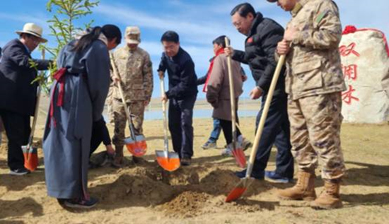 保護黃河干支流域生態(tài)，軍地共建“雙擁林”防護帶。四川省退役軍人事務(wù)廳供圖