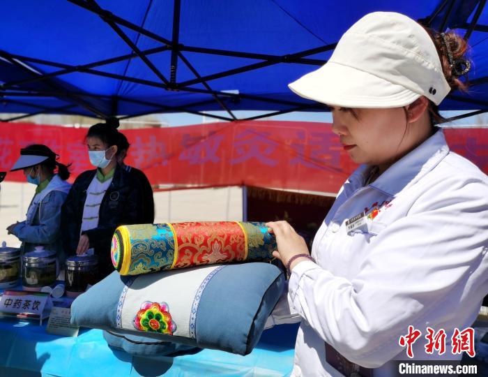圖為青海省互助縣的中藥枕頭?！?zhí)砀?攝