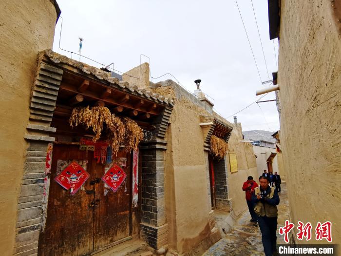 圖為古堡內(nèi)相互貫通的巷道?！?zhí)砀?攝