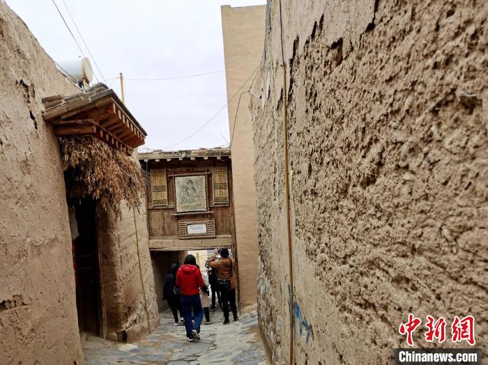 圖為古堡內(nèi)的巷道?！?zhí)砀?攝