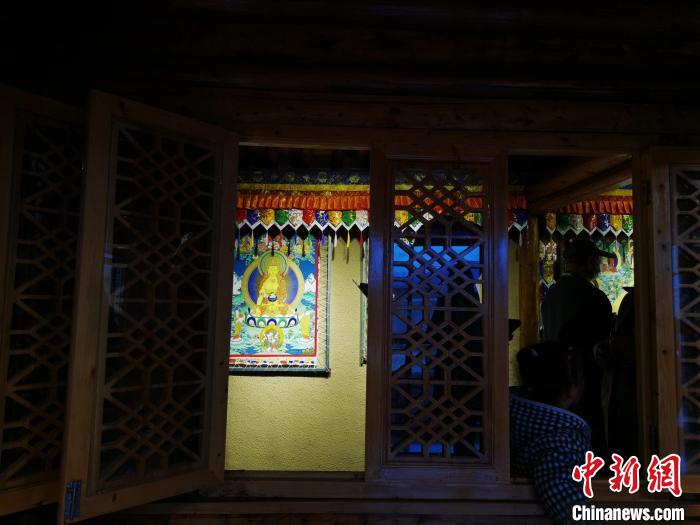 圖為作為展廳的古堡內(nèi)一座土木二層結(jié)構(gòu)“廊房式”建筑。　張?zhí)砀?攝