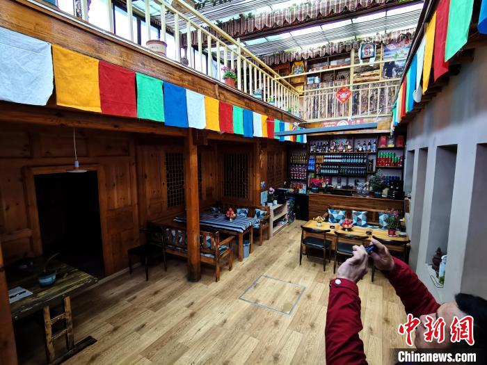 圖為古堡內(nèi)兼具傳統(tǒng)與現(xiàn)代特色的咖啡館?！?zhí)砀?攝