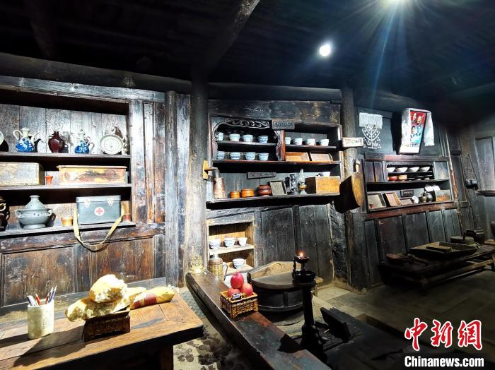 圖為古堡內(nèi)生活場景展示。　張?zhí)砀?攝