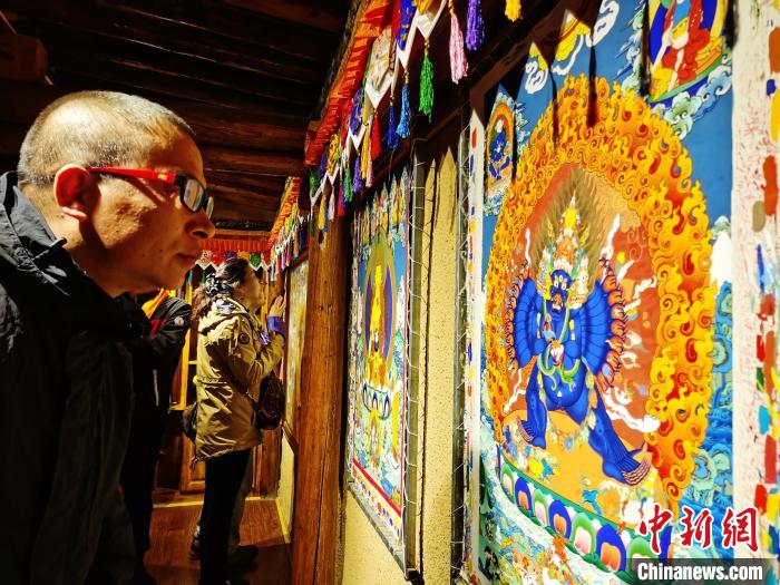 圖為民眾參觀古堡內(nèi)的唐卡?！?zhí)砀?攝