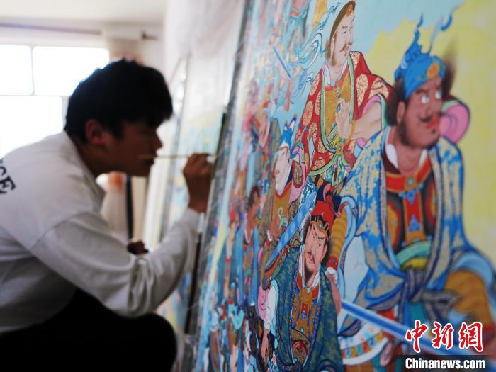 圖為熱貢龍樹畫苑內(nèi)的學(xué)徒繪畫唐卡。　張?zhí)砀?攝