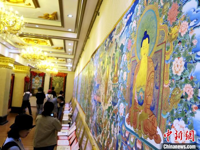 圖為熱貢龍樹畫苑內(nèi)的唐卡?！?zhí)砀?攝